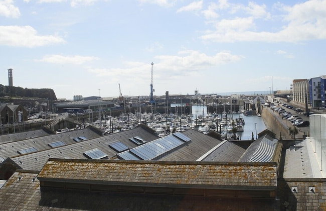 Liberty Wharf Apartments - Photo 8