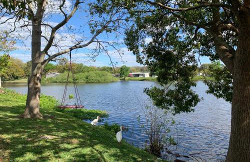 Private Tropical Waterfront Sanctuary w pool, hot tub & an island! Pet Friendly - Foto 36