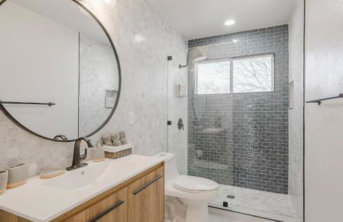 Glamorous Mansion w Private Pool and Cinema Room - Photo 34