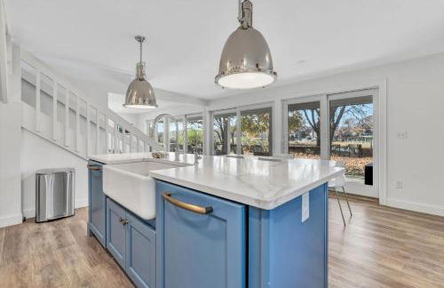 Waterfront Retreat with Private Dock and Fire Pit, Sleeps 8, Outdoor Dining, Spa-Style Primary, Gourmet Kitchen with Dual Dishwashers, Gas Fireplace, River Views, Bright Open Layout, Central AC, Perfect Coastal Escape for Families, 24 Hr Hospitality - Foto 35