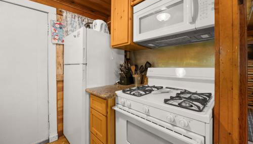 Pine Forest Cabin - Adorable vintage cabin with a cozy wood burning fireplace and foosball table! - Foto 2, stove