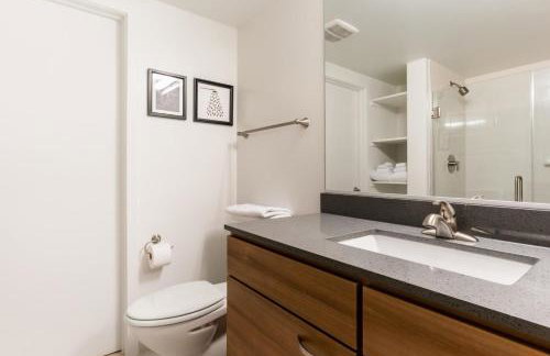 Tysons Corner 2br w fire pit steps to mall WDC-813 - Foto 8