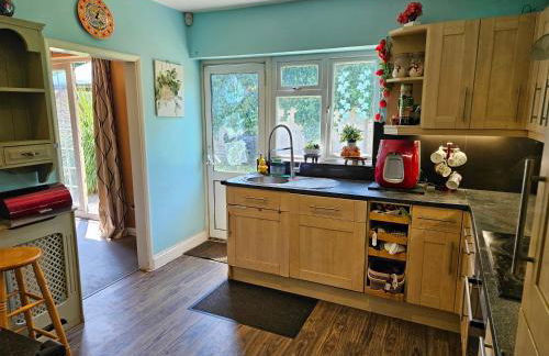 Stunning 4 bed house with huge garden and parking - Foto 21