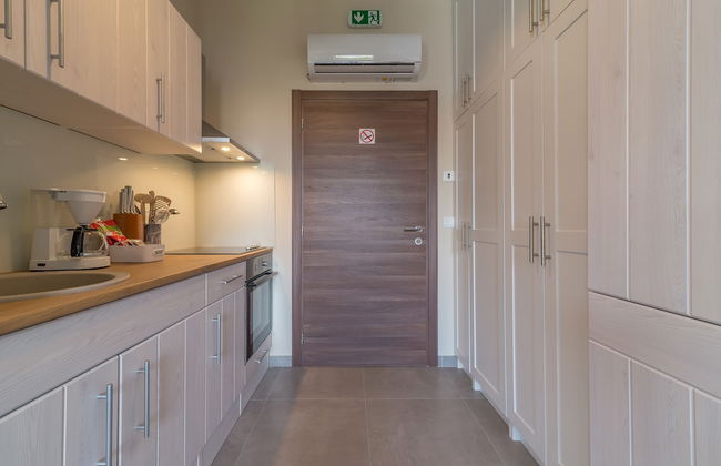 Luxurious Suites Elegance - Photo 19