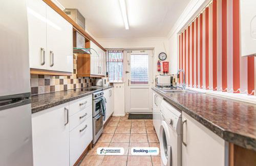 Wigan Work-Ready 3BR House Sleeps 6 Guests - Photo 5