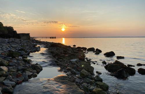 Fort Victoria Cottages - Sea View Cottage - Photo 25
