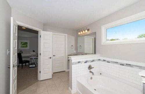 Lakefront view 5 bedroom home with basement - Foto 30