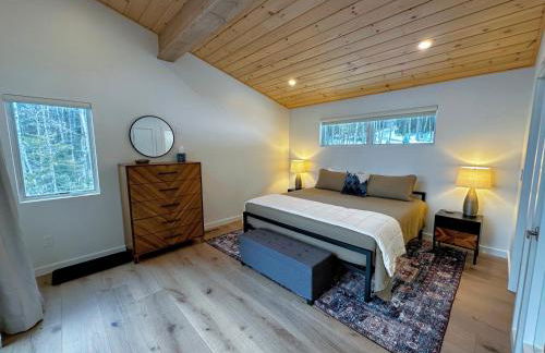 1B Contemporary cabin in magnificent setting, luxury and comfort, hot tub, AC! - Foto 16