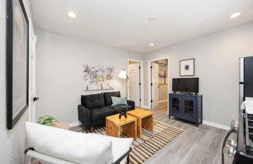 Steps from the Best of the Heights-Modern Comfort! - Foto 1