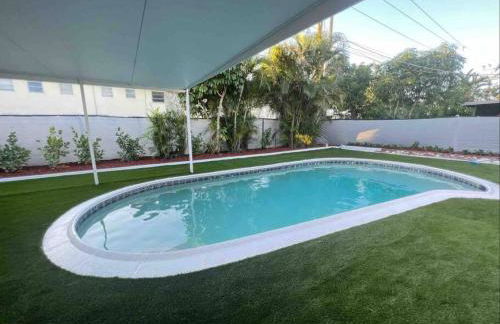 Royal Luxe Pool Home near Ft Laud airport and each - Photo 13