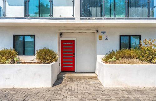 Luxury Townhome with Gated Parking and Private Balcony - Foto 25