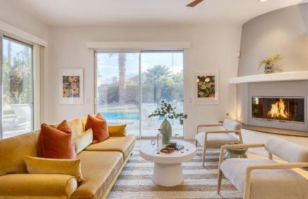 Pool + Hot Tub, Yard, Games Chic Midcentury Design Painted Sand by Avantstay - Foto 6