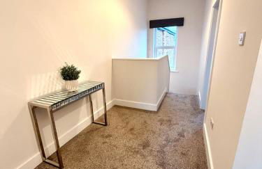 Spacious 4 Bed House, Modern, Free Parking - Foto 6