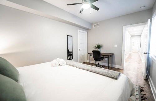 Contemporary 2BR2BA w-King - Den - Private Entry-Yard - Foto 24