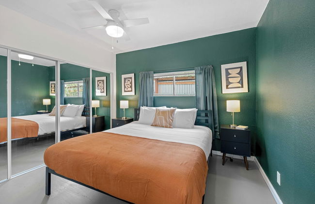 Fable by Avantstay 2 Unique Spaces, w/ Bowling, Hot Tub, Fire Pit, Large Yard - Photo 16