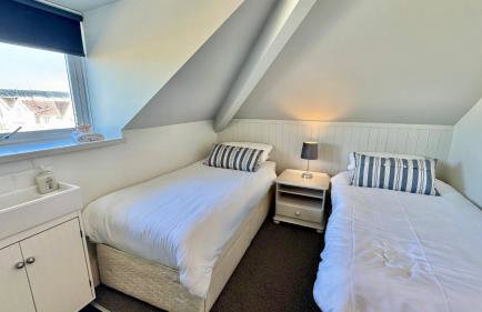 HEADLANDS-2 BED-SEA VIEW APARTMENT-TREARDDUR BAY - Photo 8