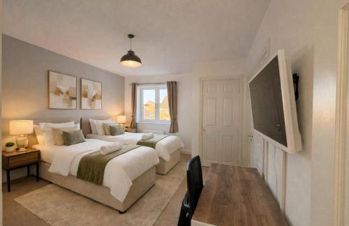 Champflower House- Sleeps 7- Driveway Parking, Contractors, Fast Wifi and Smart TV - Foto 3