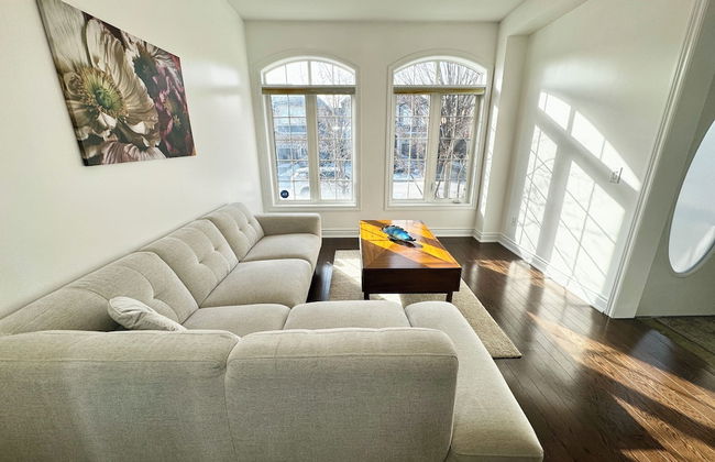 Spacious 4-Bedroom Retreat - Photo 32