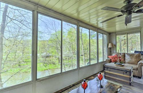 Cozy Cabin with Sunroom and Cacapon River Access! - Foto 21