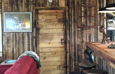 Rustic Octagon-Shaped Cabin for a Glamping Getaway near Huntington, West Virginia - Foto 5