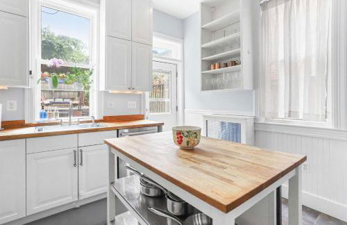 Sojourn Lovely Hill Family Home with Backyard near DC Icons - Foto 18