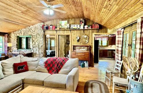 Tranquil Riverfront Cabin Retreat with Wildlife, Trails & Open Skies in Tahlequah, Oklahoma - Foto 7