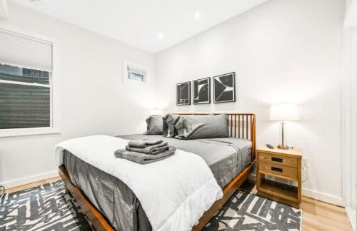 Sleeps 12 Downtown Entire home with rooftop - Foto 47