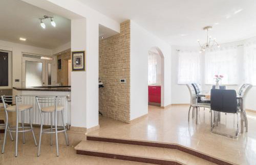 Superb villa Maxima with private pool, sauna, jacuzzi, playground for up to 18 persons, extra pool heating available - Foto 17