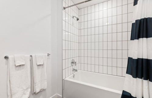 Chic Studio with Stunning DTLA Views, Walk to Metro - Foto 17