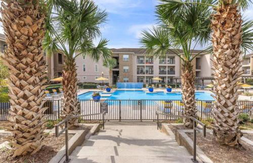 LUX Resort Inspired 2BR Near Houston Pool Gym - Foto 6