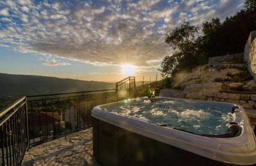 Breathtaking Scenic Villa with Pool - Photo 12