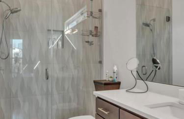 15 Min to Downtown with Backyard & Parking - Foto 12