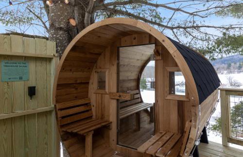 Designer A-Frame Treehouse with hot tub on river - Foto 42