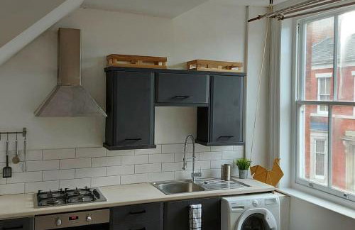 Large 2 Bedroom City Centre Apartment + Parking - Photo 5