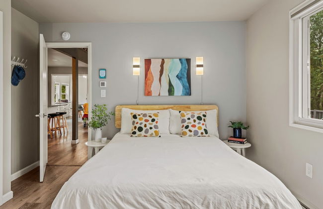 Inn the Poconos by Avantstay Private Lake Access Enclosed Hot Tub - Photo 32