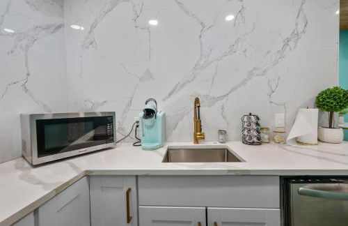 Modern Studio Retreat with King Bed, Full Kitchen & Free Park - Foto 11