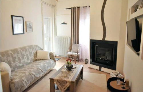 Little House - Photo 1