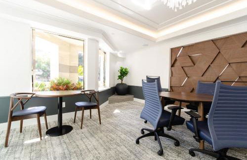 Designer Penthouse 2 Bedroom with Balcony Beverly Hills Adjacent - Foto 57