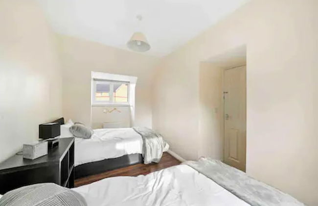 4 bed Townhouse- Free Parking - Photo 7