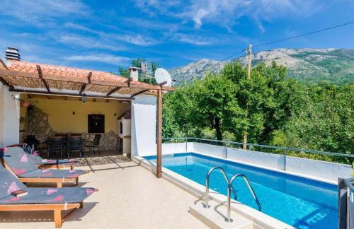 Tranquil Villa with Pool - Photo 34