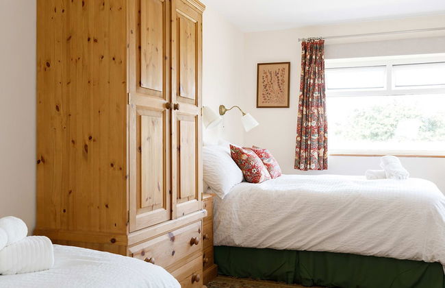 Sunny Seafront Chalet - Sleeps 6 - Photo 16