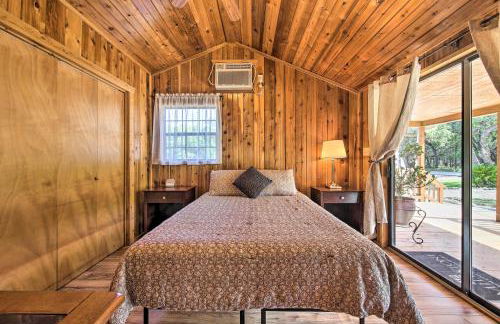 Couples Cabin with Luxury Deck, 1 Mi to Canyon Lake! - Foto 11