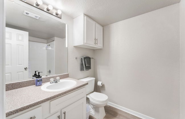 Spacious 2BR King Suite w Gym Pool Close to DT - Foto 7