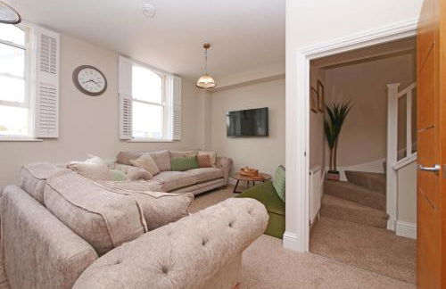 Apartment 11 Bluebridge with Free Parking - Photo 1