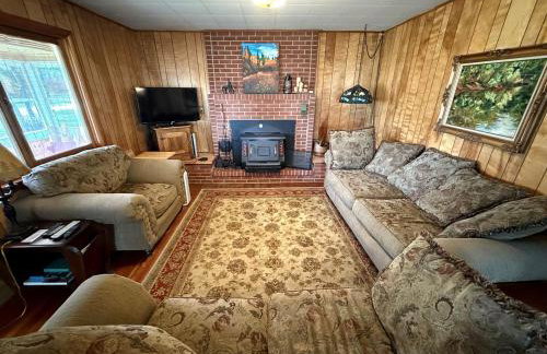 Charming Montana Bungalow with Madison River Views, Steps from Main Street in Ennis, MT - Foto 12