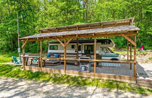 Gorgeous Caravan Glamping Escape for Four in Dover, Ohio - Foto 1