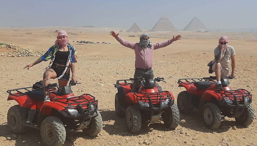 Quads devant les pyramides en Égypte