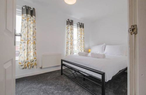 Charming House with Free Parking - Photo 17