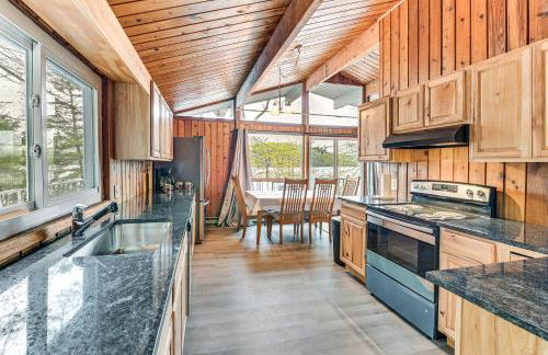 Lake-View Cabin with Furnished Deck in Hadley! - Foto 9