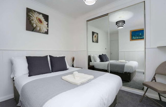 2-bed Flat, Wishaw, Free Parking, Family-friendly - Photo 7